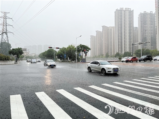 暴雨天氣給我們的出行帶來(lái)了很大的風(fēng)險(xiǎn)，要做好各種避險(xiǎn)措施。