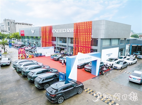 該中心集汽車銷售、售后維修、保養(yǎng)、二手車置換、店內(nèi)上牌于一體，方便消費(fèi)者看車買車。