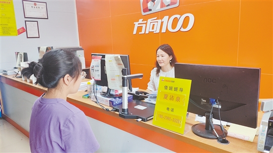 高考結(jié)束后，很多考生前往駕校報考駕照。