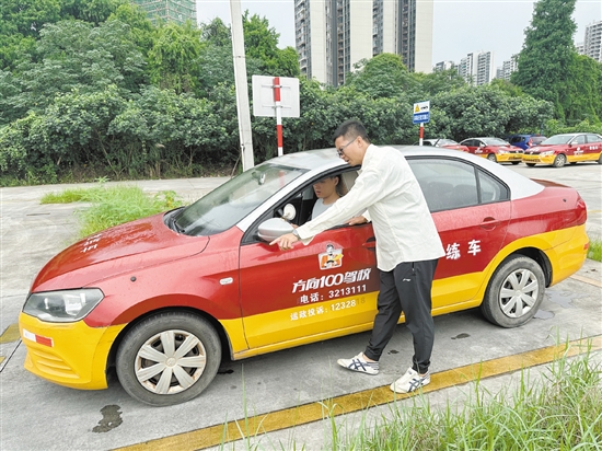 教練在教學(xué)生學(xué)車。