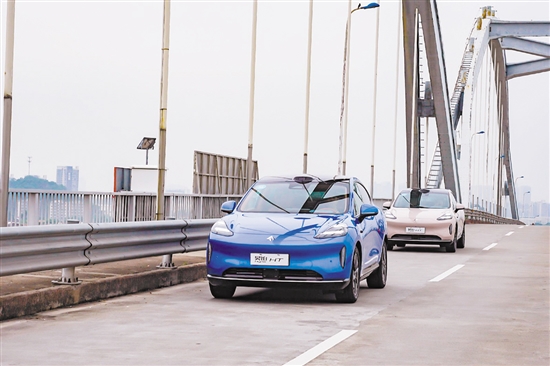 整個試駕過程，2024款昊鉑HT都沿著預設路線通過城市NDA智駕領航輔助自主駕駛。
