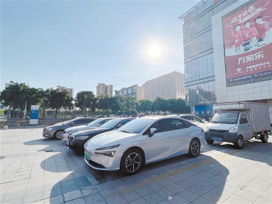 艷陽(yáng)高照，汽車在戶外備受“烤”驗(yàn)。