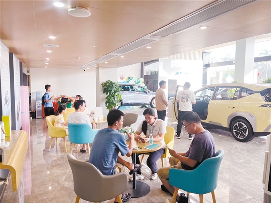 消費(fèi)者在購(gòu)車簽訂合同時(shí)要多留心。