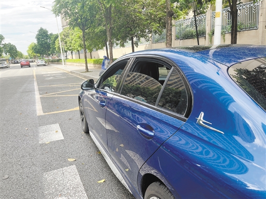 汽車經(jīng)過暴曬后，應先把所有車窗打開。