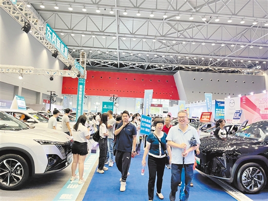 本報車展一直吸引眾多市民的目光。