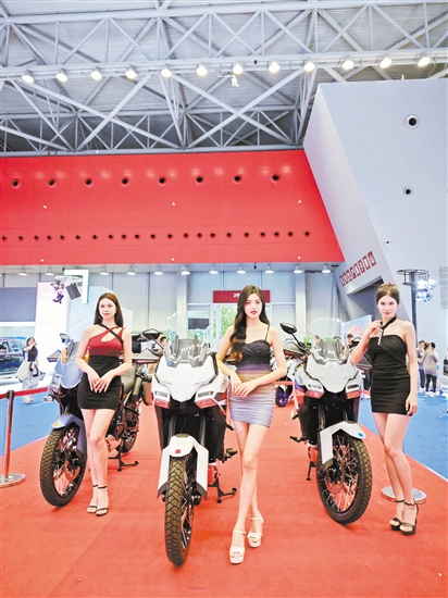 回顧本報往屆車展，不乏美女模特身影。