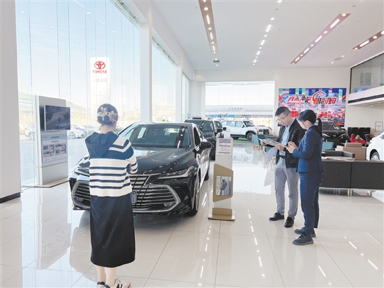 江門不少汽車經(jīng)銷商積極開展降價促銷活動，吸引消費者購車。