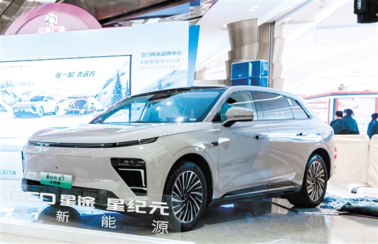 全新星紀(jì)元ET增程四驅(qū)車型外觀時尚運(yùn)動。