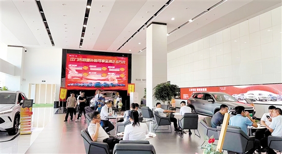新能源汽車深受消費(fèi)者青睞。