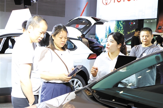 本報(bào)舉辦的大型車展吸引了許多消費(fèi)者。