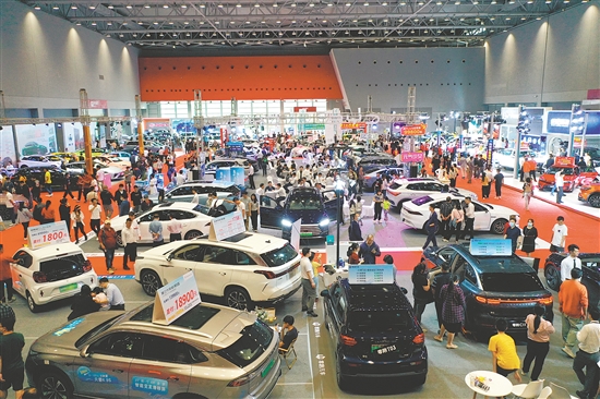 本報(bào)歷屆車展吸引許多市民看車、買車。